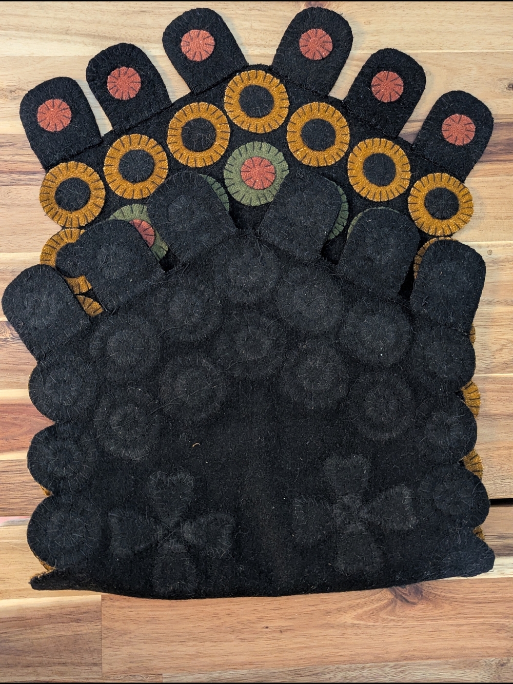 Wool Felt Penny Rug Table Runner Primitive Folk Art Americana 30" - Picture 9 of 11